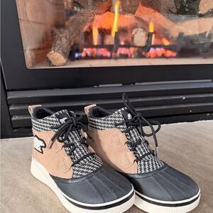 Sorel Women's Black and Tan Out and About Boots - WORN ONCE